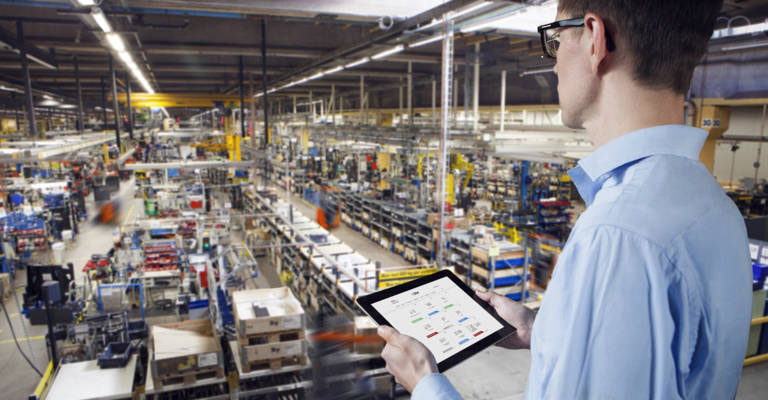Hình ảnh cho thấy một nhà máy thông minh hiện đại, với các robot và thiết bị tự động hoạt động để sản xuất sản phẩm. Các thiết bị được kết nối với mạng thông tin để thu thập dữ liệu và phân tích, giúp quản lý và điều khiển quy trình sản xuất một cách hiệu quả hơn. Đây là một ví dụ điển hình cho xu hướng công nghiệp 4.0, nơi sự kết hợp giữa công nghệ thông tin và sản xuất truyền thống giúp tăng cường năng suất và giảm chi phí sản xuất. Hình ảnh này được cho là tại Việt Nam, thể hiện sự phát triển và ứng dụng của công nghệ trong sản xuất tại đất nước ta.